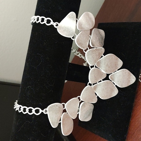 Jewelry - Silvertone Scale Bib Necklace